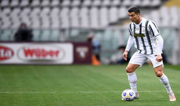 تفاصيل الخلاف “العلني” بين رونالدو ومدرب مانشستر يونايتد