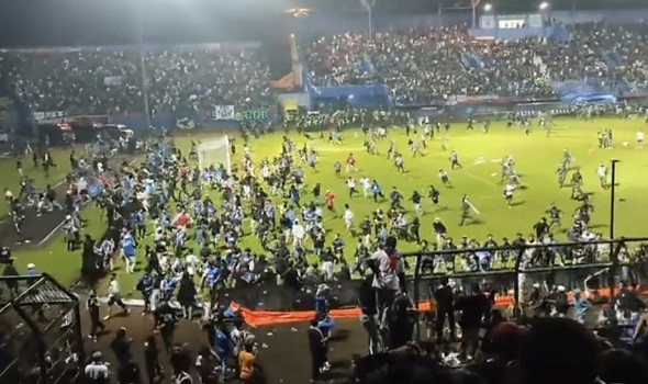 أول رد من “الفيفا” على فاجعة ملعب إندونيسيا