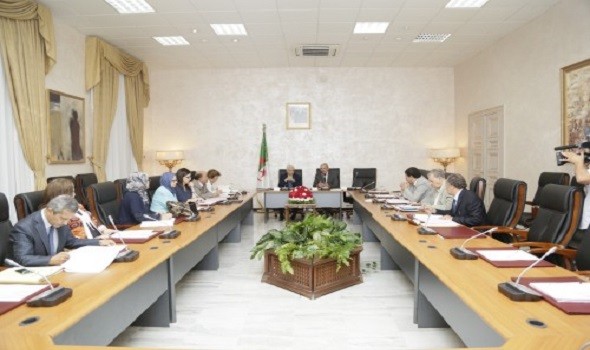 الجزائر تهتم بسياسة التسليح العسكري ضد المغرب وتتجاهل