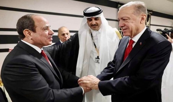الكشف عن تفاصيل جديدة خلف مصافحة السيسي وأردوغان وتعهد بمزيد من المحادثات للتباحث حول الملفات العالقة