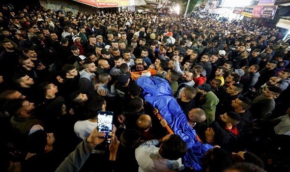القوات الإسرائيلية تقتحم منزل منفّذ عملية تل أبيب قرب رام الله بعد جرح ٥ وإستشهاده