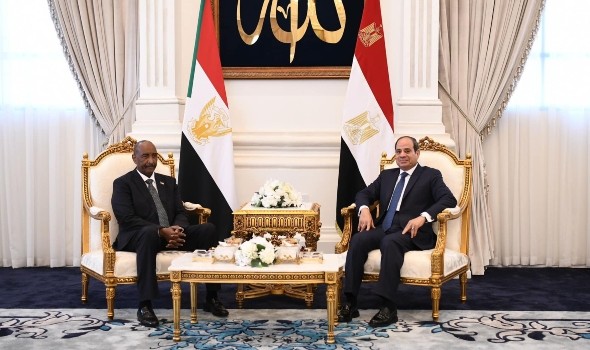 البرهان يؤكد خلال اجتماعه مع السيسي أن الجيش لا يسعى للاستمرار في الحكم