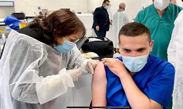 مصر تتابع تقارير عالمية بشأن متحور جديد لكورونا يصيب الحاصلين على التطعيمات