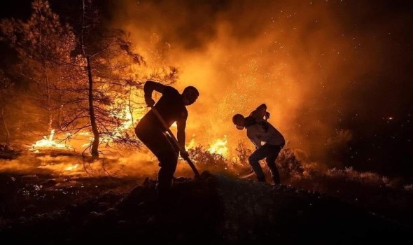 السلطات الكندية تحث آلاف السكان على إخلاء منازلهم بسبب حرائق الغابات