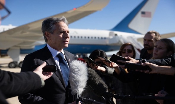 بلينكن يؤكد من كييف دعم الولايات المتحدة وزيلينسكي يطالب بدفاعات جوية