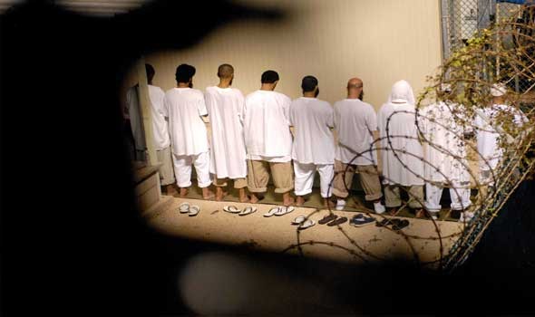وزارة الدفاع الأميركية تُعلن نقل 11 معتقلاً يمنياً من غوانتانامو لدول عمان
