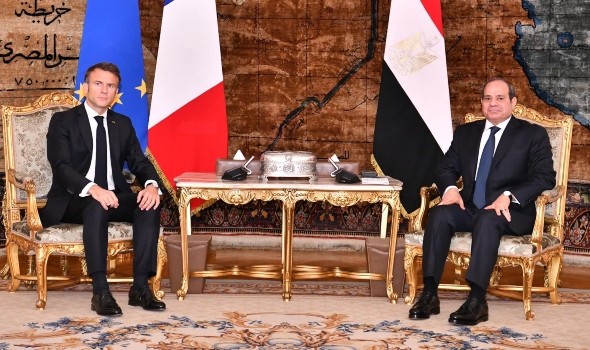 ماكرون والسيسي يبحثان تطورات غزة ويستعدان لعقد قمة ثلاثية مع الأردن خلال زيارة الرئيس الفرنسي إلى مصر