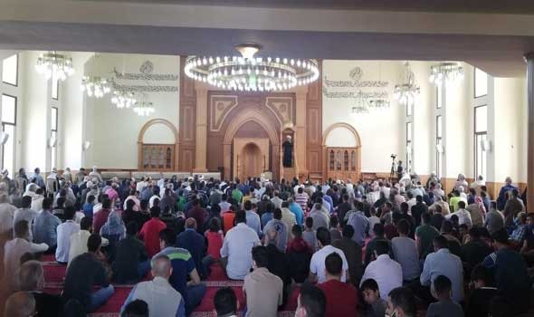 دول عربية وإسلامية تحتفل بأول أيام عيد الفطر وسط أجواء من الفرح والتضامن مع غزة