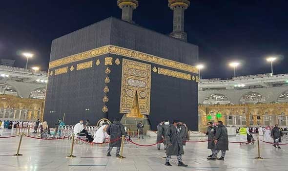 رفع كسوة الكعبة استعدادا لموسم الحج