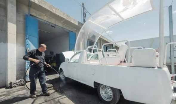 البابا فرنسيس في آخر وصية له يطلب تحويل سيارته التي إستقلها في بيت لحم إلى مستشفى لعلاج أطفال غزّة