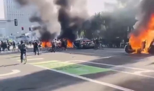 تصعيد غير مسبوق في لوس أنجلوس وفرض حظر التجول وعمدة المدينة تُطالب بوقف مداهمات الهجرة وترمب يتوعد بـ