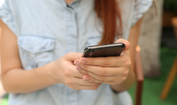 تحذيرات من رسائل احتيالية تظهر لمستخدمي “يوتيوب” عبر هواتف آيفون