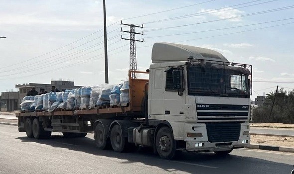 مقتل وإصابة العشرات في إنقلاب شاحنة مساعدات خلال تزاحم على الغذاء في غزة