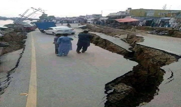 انهيار أرضي يبتلع شارعا رئيسيا في تايلاند