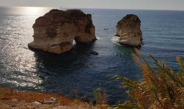 حزب الله يعرض صورة نصرالله على صخرة الروشة والنيابة العامة تتحرك