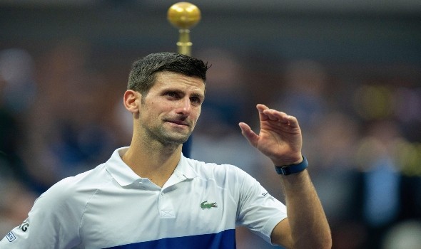 جوكوفيتش يسقط بسبب الحر لكنه يحقق الفوز