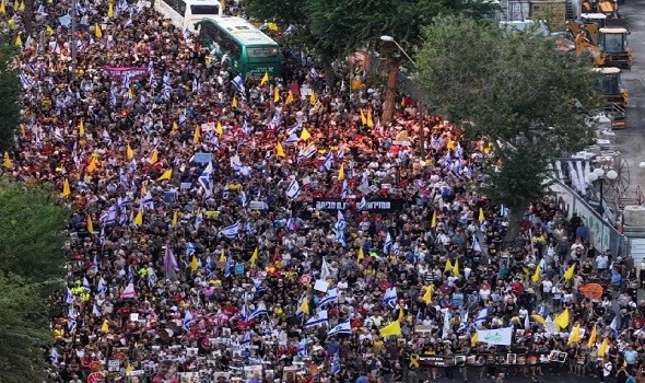 هتافات ضد نتنياهو تعطل كلمة ويتكوف في تل أبيب