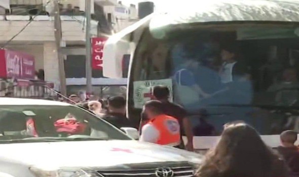فرحة ناقصة في الضفة الغربية بعد الإفراج عن الأسرى وإبعاد العشرات إلى غزة ومصر