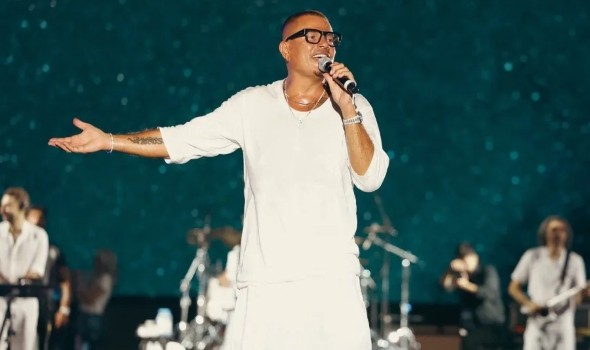 عمرو دياب يتصدر مواقع التواصل الاجتماعي بظهور عائلي كامل في إعلان رمضاني