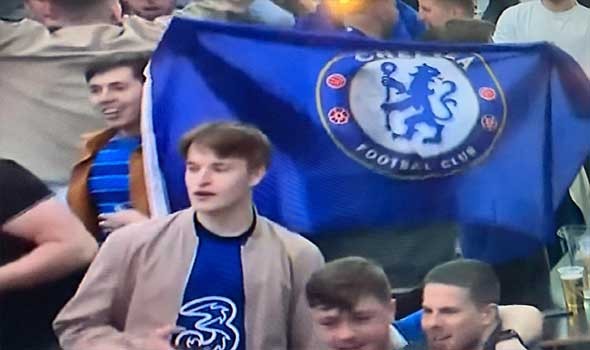 تشيلسي بعشرة لاعبين يتعادل مع بيرنلي في الدوري الإنجليزي