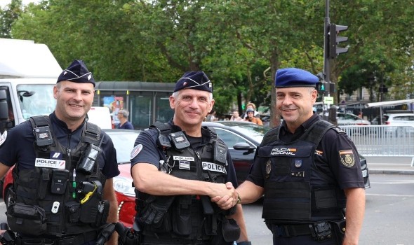 شرطة باريس تطلق النار على رجل بعد هجوم بسكين