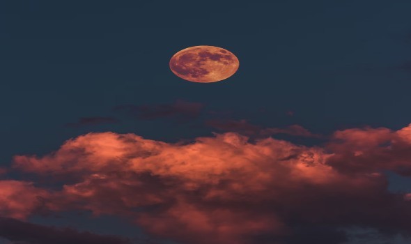 الأوقاف المغربية تعلن موعد مراقبة هلال شوال مساء الخميس لتحديد عيد الفطر