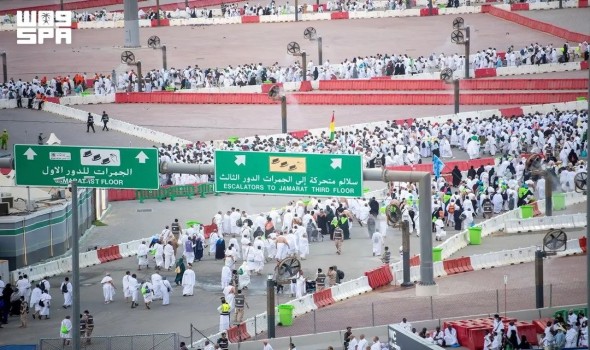 الحجاج يبدؤون رمي جمرة العقبة الكبرى وسط انسيابية وتنظيم متكامل في مشعر منى