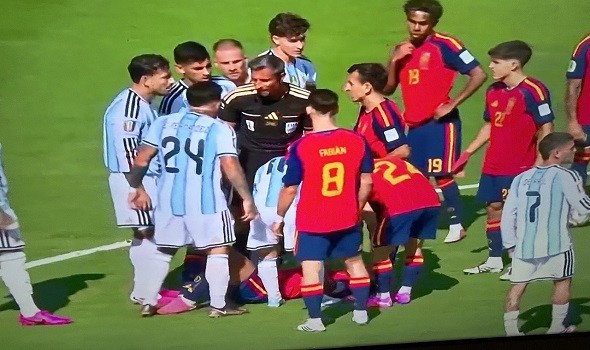 إسبانيا والأرجنتين إلى الأشواط الإضافية بعد التعادل السلبي وطرد إنزو فرنانديز